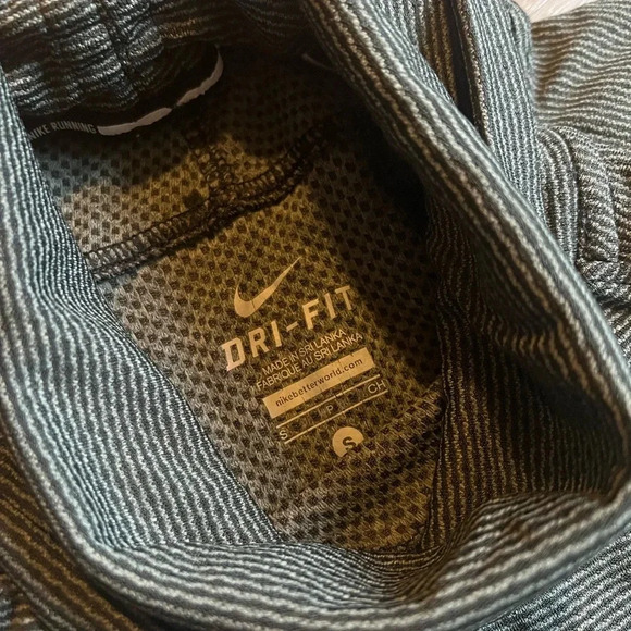 Nike dri-fit running turtleneck with thumb holes - Picture 7 of 7